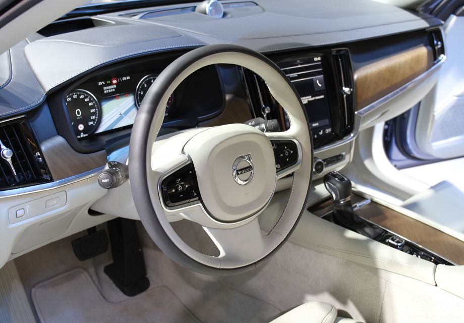 �����ֶ���S90�����棬���δ����������ľ���ΰ��Ƥ���ϵȲ��ʣ�����ȥ���б�ŷ�����