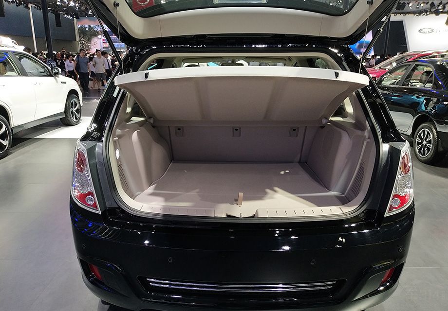 ���ǵ�E6���Ӵ�ĵ��ϵͳ�ŵ��˺�β�估�����·�����ȴ˿��û��Ӱ������ʹ�ÿռ䡣