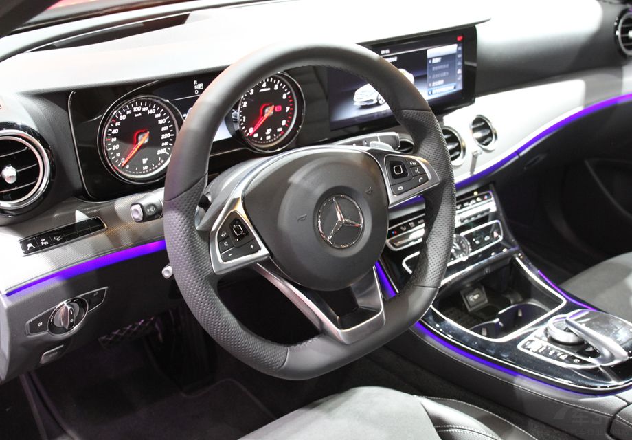 �����ε���ȫ�±���E�����ӵ���S����£���п�̨���Ǳ��̲���12.3Ӣ��˫Һ����ʾ�����Ƽ���ʮ�㣬������64ɫ��Χ�ƣ��ǳ���������