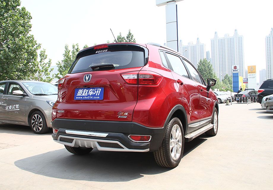 β����Ʋ�û�м���̫�໨�ڵ�Ԫ�أ���ϸ�ڻ��ǱȽϾ��£��������ͱ��������ո��·�����ɫ�ΰ���Ե�׺������SUV���е����ʡ�