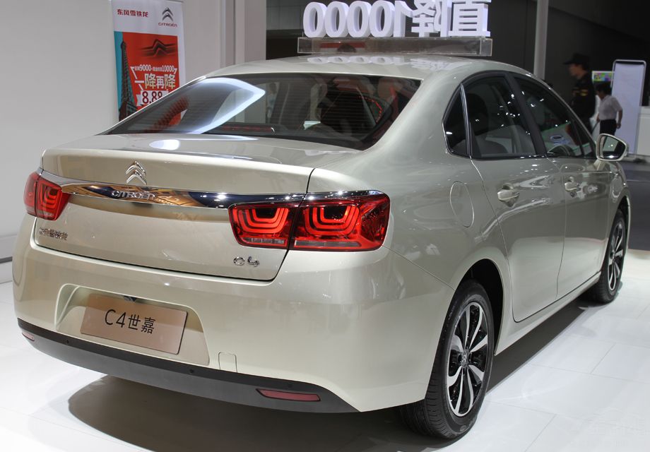 �����п�̨�����������ʲ��ϵİ�������ɫ��Ļ�ķֱ��ʺ������ȶ�ֵ�ó��ޡ�