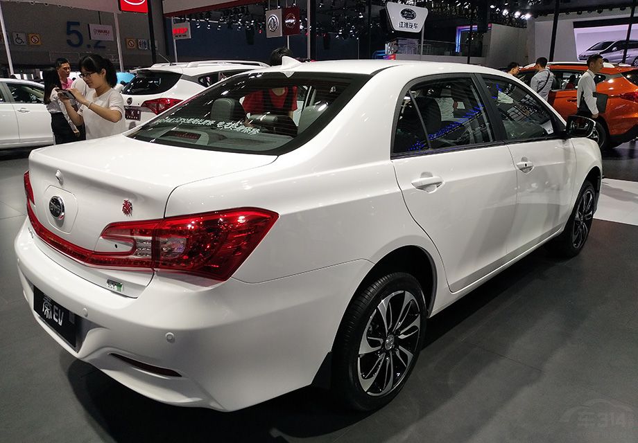 ��EV300ʹ�õ���������﮵�أ��ٷ��������300���0-100km/h����7.9��