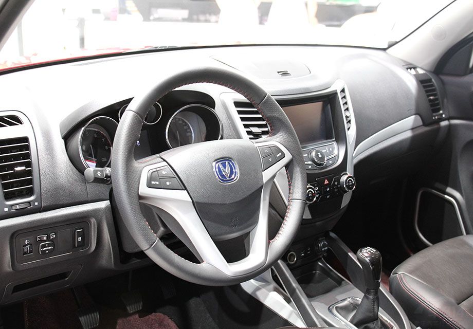 ����CS35��ȫ��ɫ�����η�Χ�ٴ���һЩ��ɫװ�Σ�Ҳ���ھ���ͻ���˶��У����Կ�����������һ������ġ�