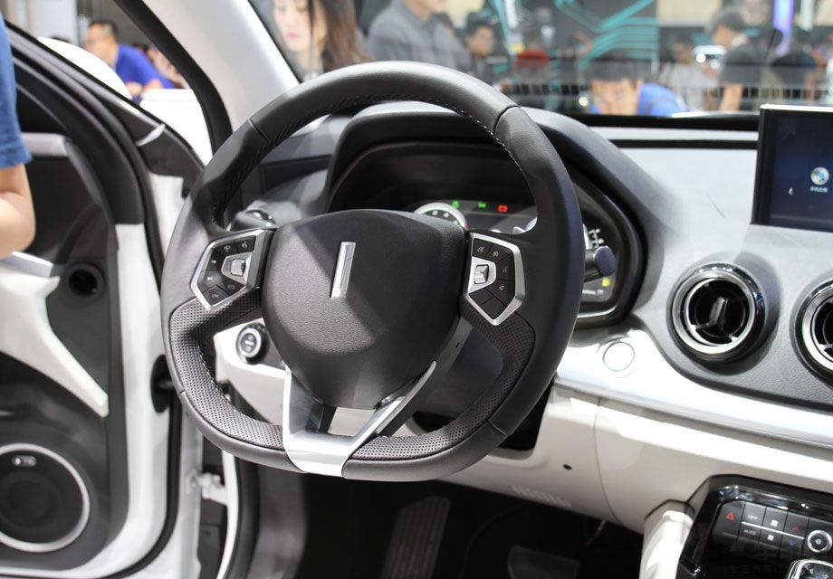 ������Ʋ��֣��������˺ڰ�˫ɫ���䣬��������ʮ�ּ�࣬�³�������ƽ�׵ķ�������ƣ�������һ˿�˶��С�