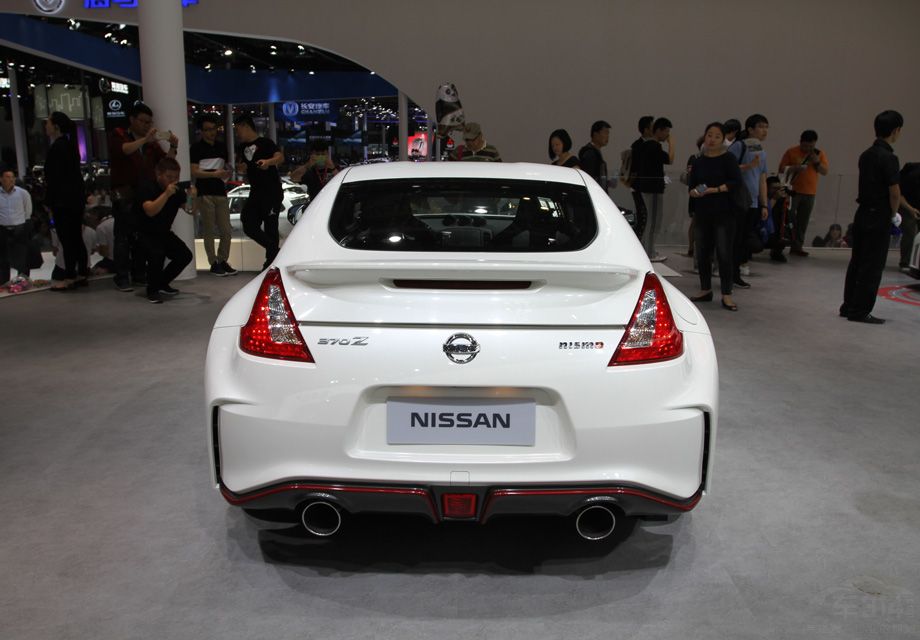 ���η��棬�³�������Recaro�˶����Σ�Alcantara���ϰ����ķ����̡�