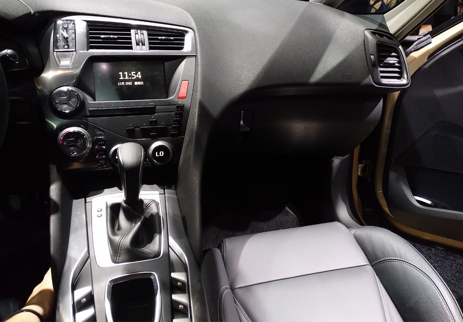 ���䳵���п�̨�ϲ�ȫ��ʹ��NappaƤ�ʸ��ǣ�Ӫ����˸������ĳ��ڷ�Χ��