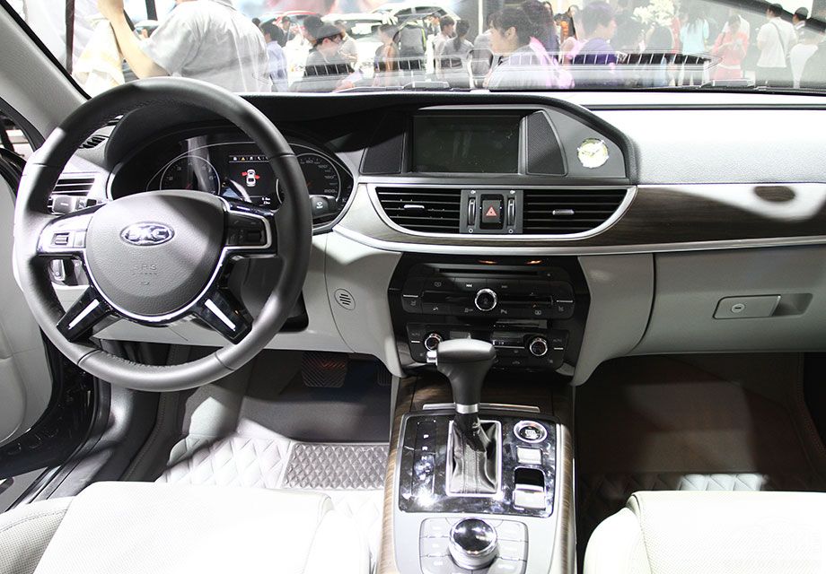 ��Ϊ�п�����Ƶ�ԭ��է����ȥ���A60��������ƣ�������һ����ԭ���ȣ�������ϸ�۲��ᷢ�֣������̵����͡����Ѻ󷽵Ķ�ý��������򣬶��������Ե�ģ�ºۼ���