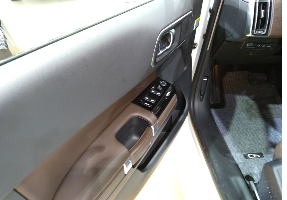 �����÷����������콢��ˮ׼��ȫLED��ơ�ȫҺ���Ǳ����������Զ��յ������μ���/ͨ��/��Ħ��˫�촰�Ⱦ�Ϊ�䱸��