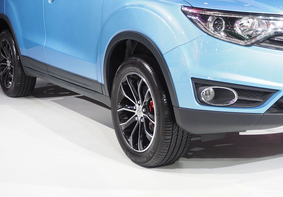 һ��ɭ��R7���õ���215/55 R17����������̥����ɫ��ǯ�������˶���