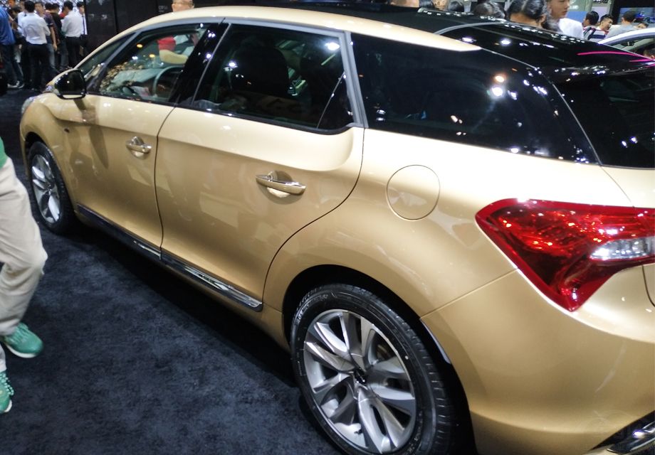 һ�������ŷ�ʽ����Ԫ�صĳ��ͣ�����˵�Ǽ������ֶ��У��ȿƻ��־��ޡ��ɴ���ʻ��ʽ���ڲ��ռ䣬���к�ǿ�ĿƼ��У��ռ䲢û����Ϊ���������ܵ�Ӱ���㹻ʹ�á�