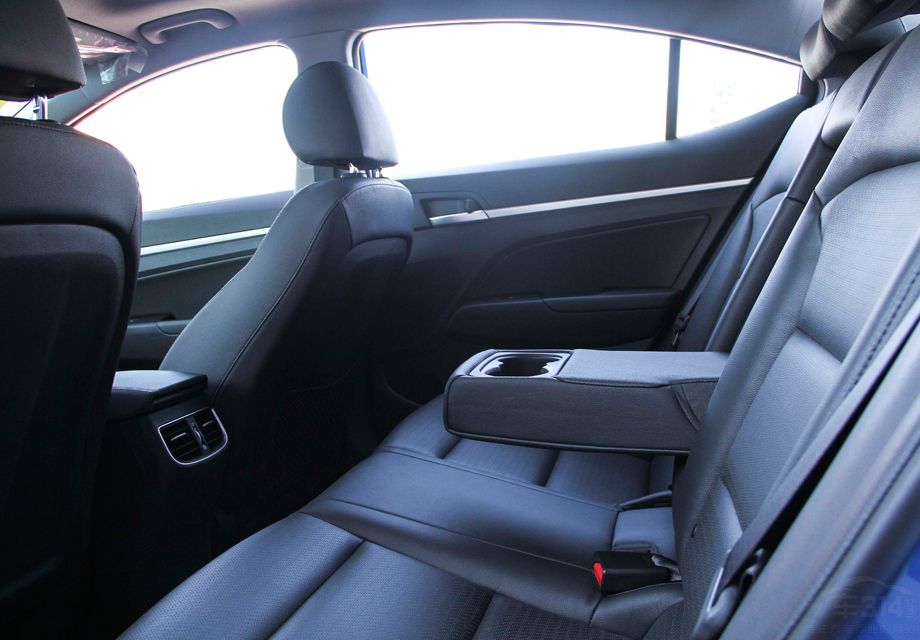 ͬʱ��ȡ����1.8L�ķ�������ȡ����֮����1.4T�Ķ�����������Ϊ���䳵�͵Ķ������ã���֮�������7��˫��ϱ����䡣