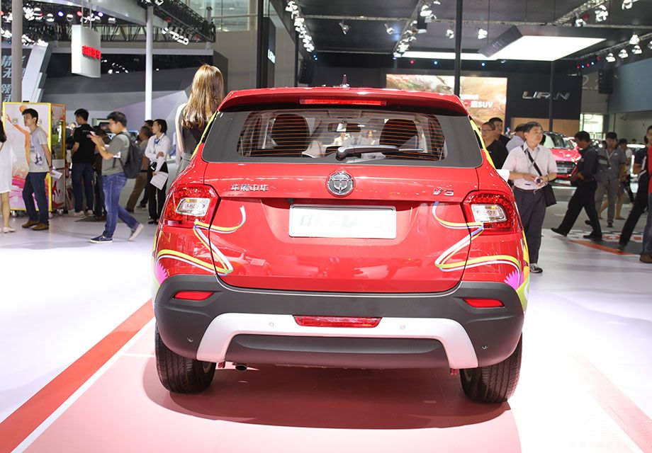 �л�V3�����β�����һ��ʽ����ƣ��п�̨��һ����������ɫ�Ƹ��ΰ壬����������ȫ�����档