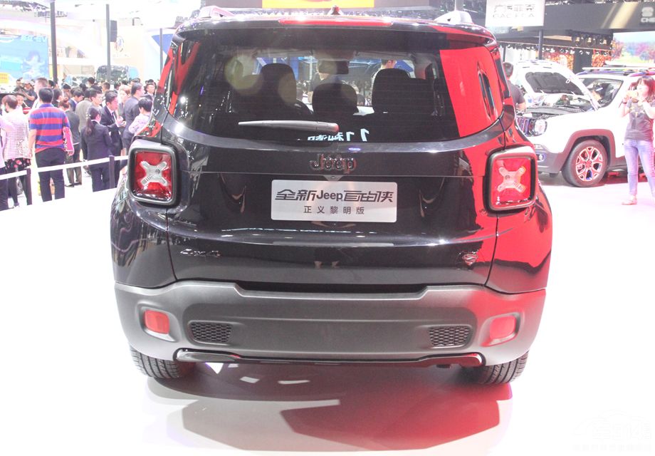 ���ε���ɫ����������Ļ���������ʻǰ���ķ��֣�ͬ�����������С����������������䱸��ȫ���촰�������ȶ�ϵͳ����������ܡ��๦�ܷ����̡�GPS�����ͷ�������ͣ�ȡ�