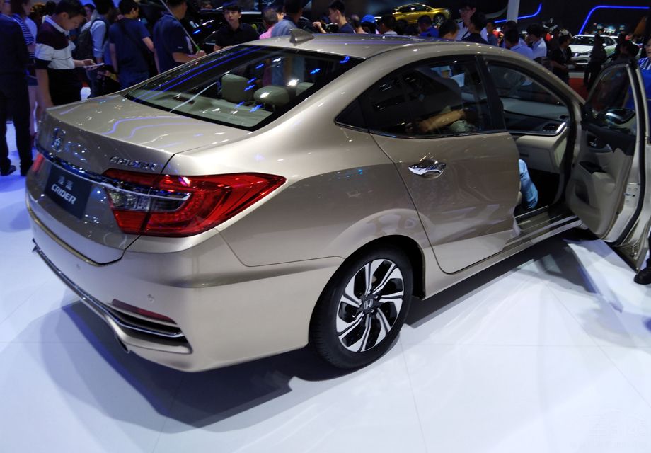 β������е�����˼�����ɵĸ��䳵�ͻ�������LED�Ľ����������ͬ�������е����á�