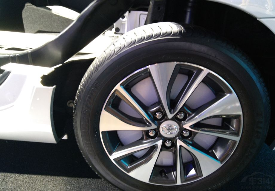 ��������׻�϶���ϵͳ����һ̨�����99�����Լ���ֵŤ��142ţ���׵�1.8L���ؽ�ɭѭ���������������72��������ֵŤ��207ţ���׵ĵ綯����ɡ�