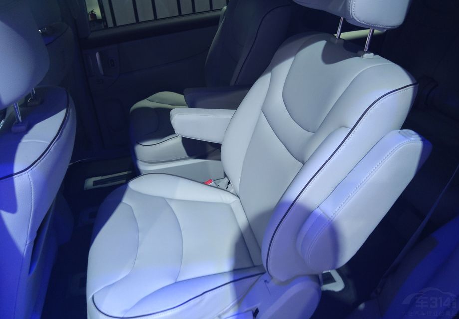 ���������οռ�Ҳ���ã�����3��������Ҳ�ܽ��ܣ��������εı任��ʽҲ�Ƚ϶������ʺϳ�;���е�����