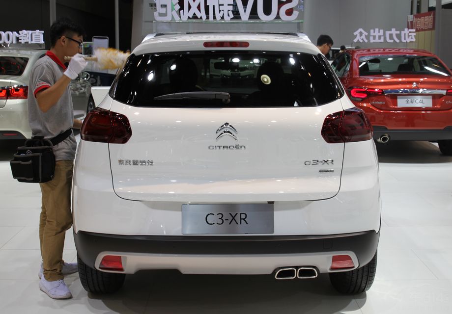 �ڹ��ڵ�SUV�ȳ��У�ѩ����û��ռ��һϯ֮�أ��ƺ��������˸е����⡣