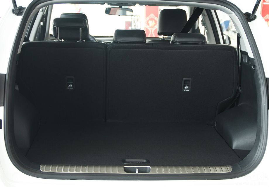 KX5�ĺ����Ϊƽ��������ͨ���ŵ�����������չ�ռ䡣��ϧ���Ὺ�ڽϸߣ������ڷ�����Ʒ��