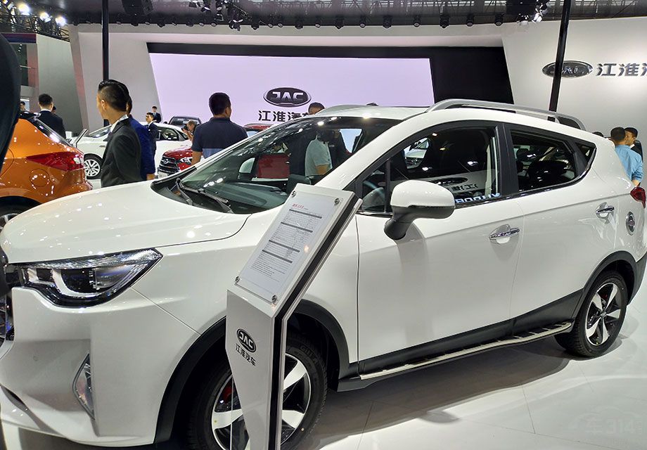 ��������S3�����˽�������ı�ƿ����ƣ�ǰ���ϱ�ƿ��״����������������ɫ�Ƹ���װ�Σ�ͻ���˳����S3��ʱ�иС�