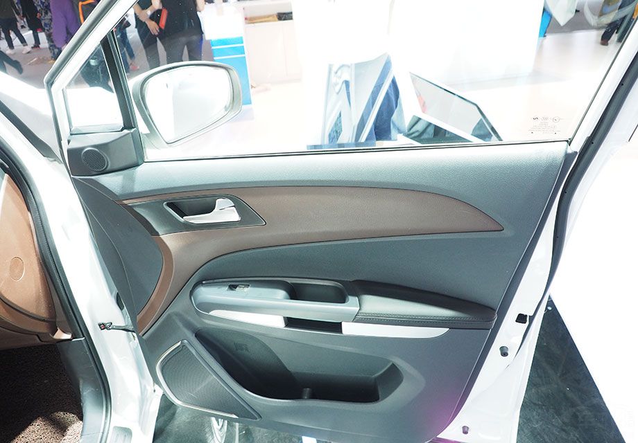 ���ŷ��ִ��İ���ʮ�ֵ�λ�����ص�˫ɫ��ɫ���䣬͹�Գ����˸ߵ��С�