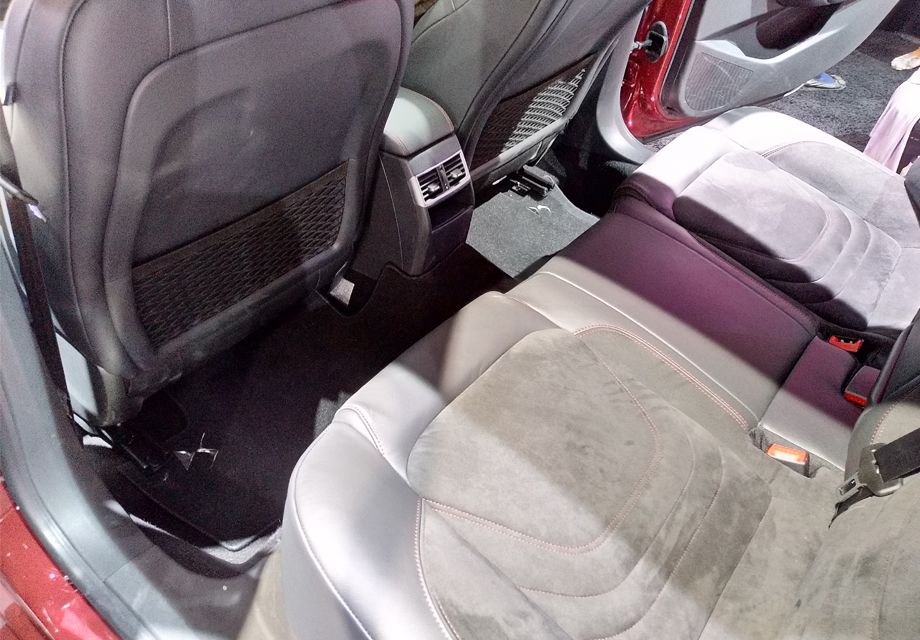 DS 4S�ķ�������ʽ������DS����һ��������ƴɫ��Ƥ���������ܰ���Ҳ�ܷḻ��