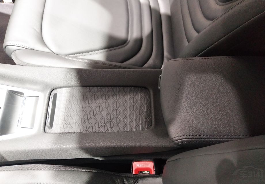 1.8T�����䱸����Կ�׽��롢̥ѹ��⡢���������Զ���ơ�ä���⡢����Ӱ��18Ӣ����Ȧ��DS CONNECT���ܻ���ϵͳ�����á�