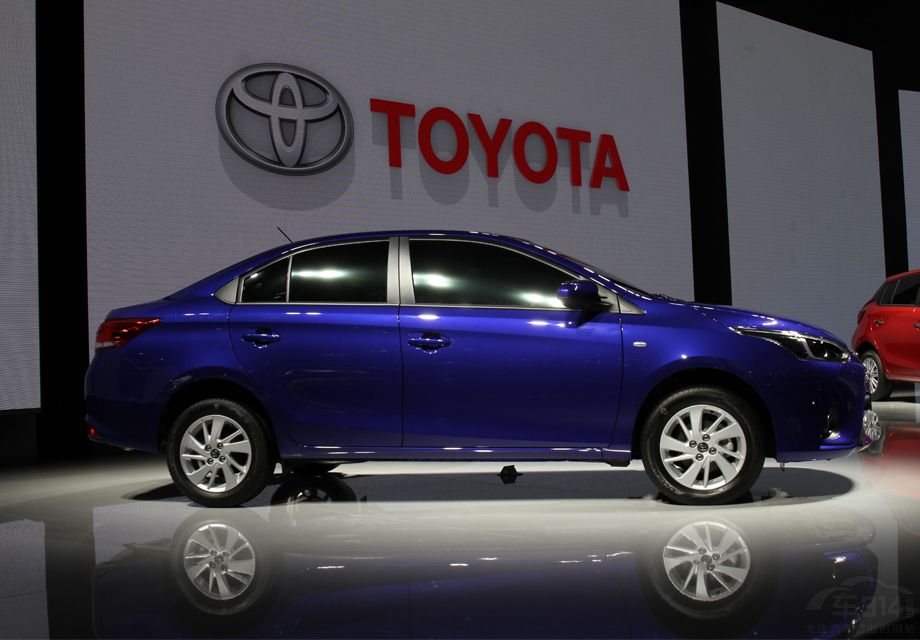 ��ǰ�������ű��ָ߶�һ�£���ǰ���ոܲ����˸�Ϊ���ŵ�ͬɫ��ơ�