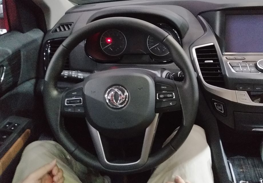 MX5���÷ḻ��ӵ�ж๦�ܷ����̡�����Ѳ�����Զ��յ���SD���ۡ�USB�ӿڡ����ų���ڵȡ�