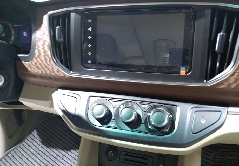 ��������װ�ɫ�������������ɵĳ��ڷ�Χ���п�̨����T���ζԳ�ʽ��ơ�