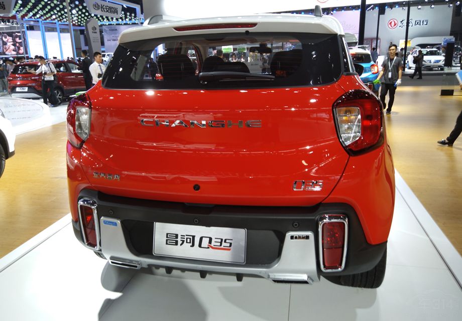 Ϊ��ͻ�����˶��У�����Q35������˫ɫ������������ƣ�����������������������ʱ�е��Ӿ�Ч����