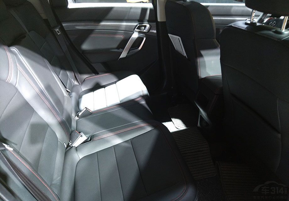 BJ20��Ϊ�������ռ�SUV�г���һ�����ڲ�ͬ�����ǣ����ܴ�����Ҹ�������ֶ���ʷ�Ļ�ζ�Լ����أ��Ͼ������ı��������ǲ�������Ŀ������������ζʮ���ԽҰ����