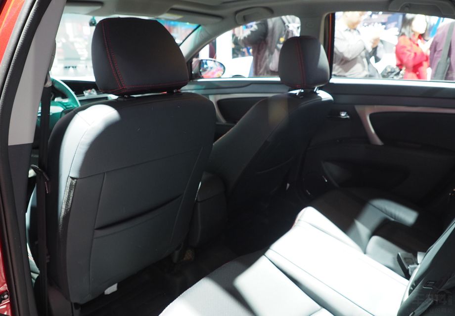 ����M6�ڿռ䷽����ֱȽ�һ�㣬����˵��ۿ�����ͦ����������������ȥ�ŷ��ֿռ䲢�����ر��