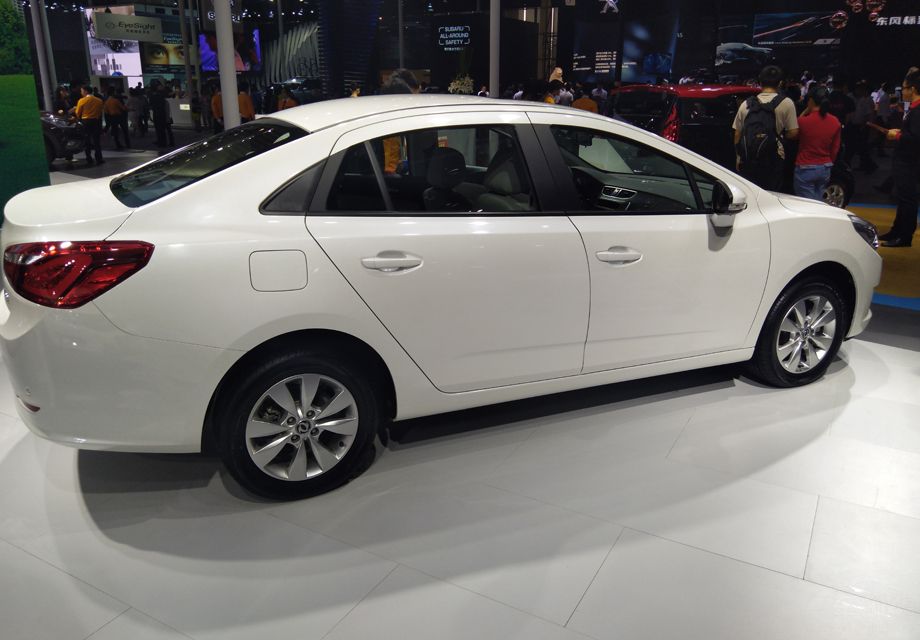 ��۷��棬����L60������˫���ʽǰ������դ��Ш����Ƶ�ǰ��ƺ�ǰ������դ��Ϊһ�塣