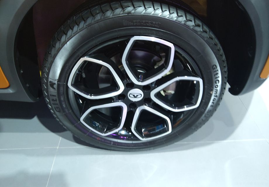 ���ε���Ƽ��Ӳ�ʣ��Ǳ�������һ��7��Ĳ�ɫҺ����ʾ������չ�ֳ��ḻ���г���Ϣ���п�̨�Ϸ��յ�����ڴ������¶���ʾ��ϸ�����÷ǳ���λ���п��������һ��10.1��ĵ��ݴ��������Ƽ���ʮ�㡣