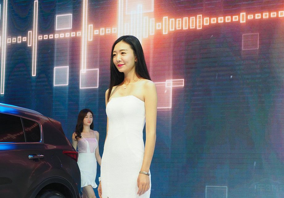 ���е���Ů��ģ�����Ǵ���ɫ�ĳ�ȹ��Ҳ�ڸǲ��˰���ƨ�ɡ�