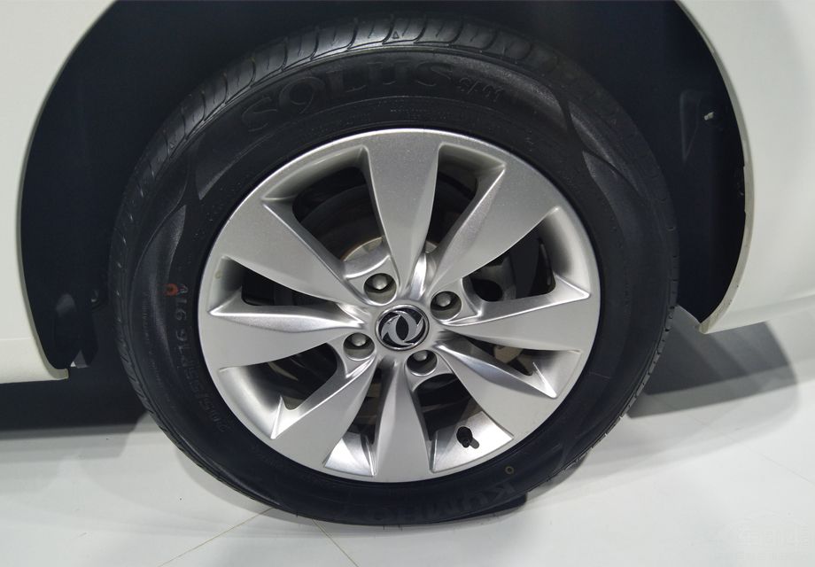 ��β���֣��³�β����Ƽ��������˿��������ͻأ�ĸо���β�����ڲ�����LED��Դ��ɲ����Ҳ����LED��Ϊ��Դ���Ӿ�Ч������ʱ�С�