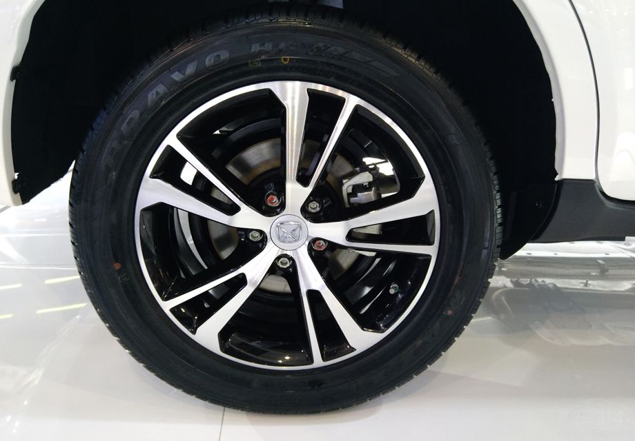 ˫����ĸ�Ȧ�����ϱ��215/65 R16����̥���복���γ������õĺ�Ӧ��