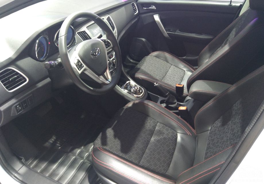 ���η��棬����C3��Ƽ�࣬������ú�ɫ����ɫ����䣬��϶Ƹ�װ��͹�Գ�����Ʒ�ʸС�