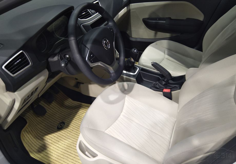 ���η��棬�³��ڲ���Ƽ��󷽣����������ɫ�Ͱ�ɫ���ʰ�����������ʮ��Э�����п�̨��Ʒǳ����ȼ�Լ�������䱸�д�ߴ�Һ����ʾ�����·�Ϊ�յ���������