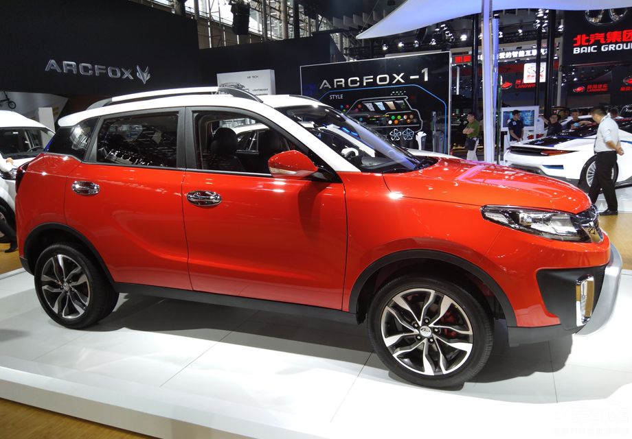 ����Q35��λ��С��SUV�г�����˫ɫ�ĸ���Ϳװ����ʱ�����������ͣ������˲��������˵�����