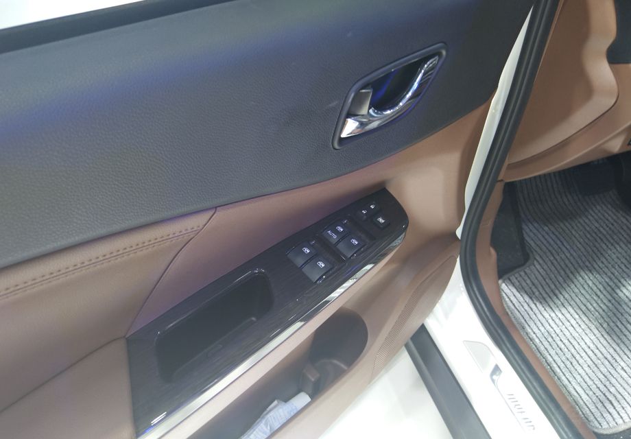 ���ڵĴ���ռ�ǳ��ḻ�����Ŵ�������������ˮƿ�ۡ�