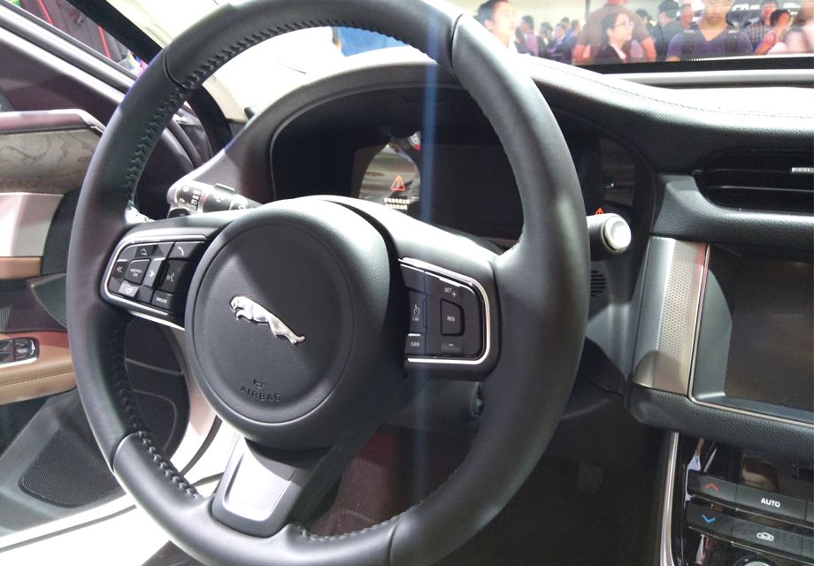 �����ݱ�XFL������2.0T������ѹ��������3.0T V6��е��ѹ������������2.0T�������ṩ200������240�������ֶ����汾��