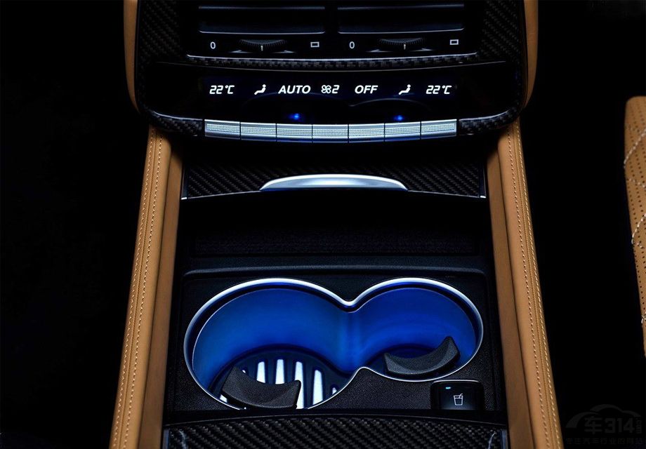 ���η��棬���ͺ�G 650 Landaulet�����β����׺�˫ɫ����ɫ���п�̨���Ű塢�����̼����δ���������Ƥ���ʰ�����