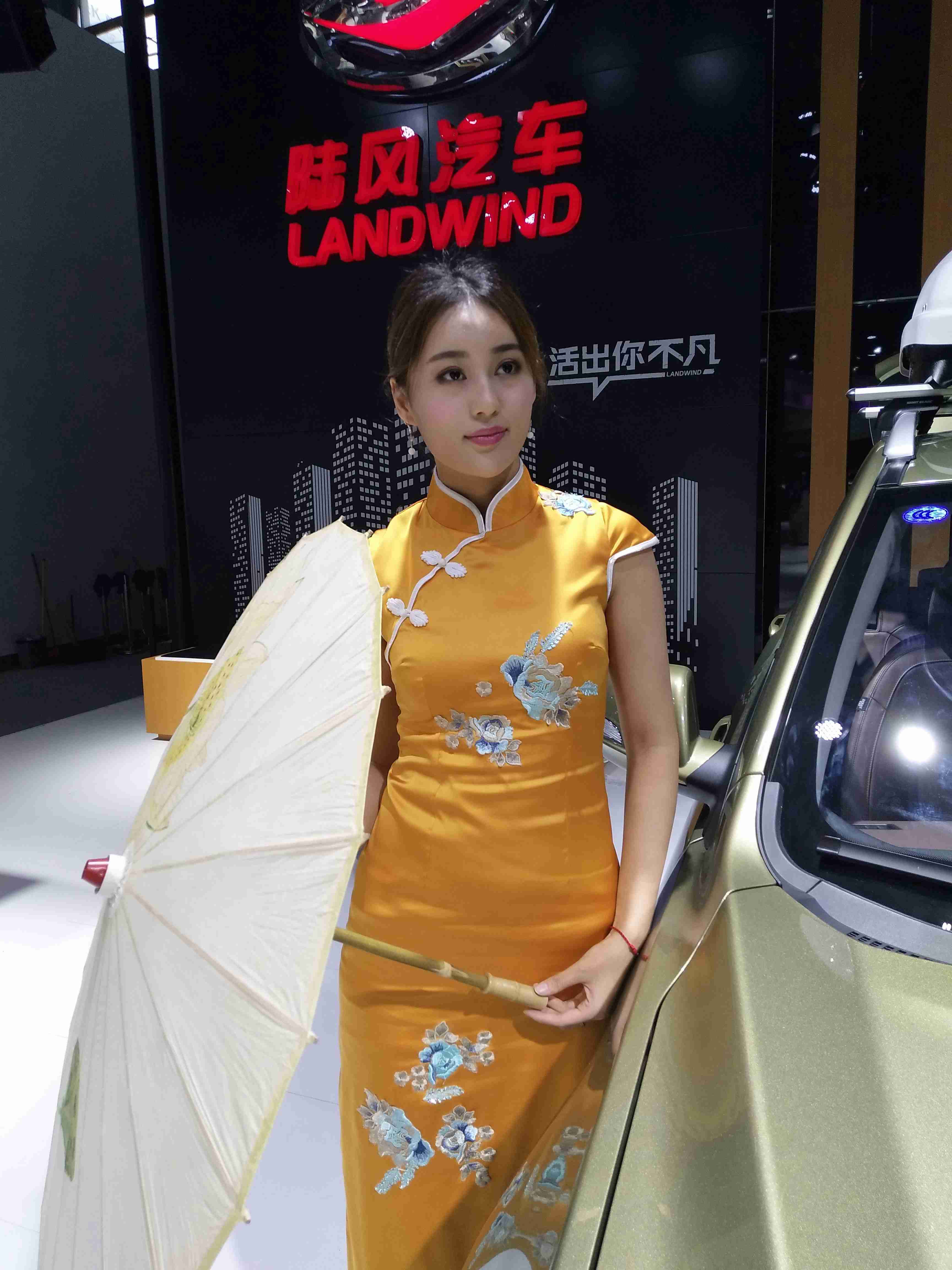 �����ڷ��Ƶ�������������۵�Ů�ӣ���Զ��һ�������ķ羰��