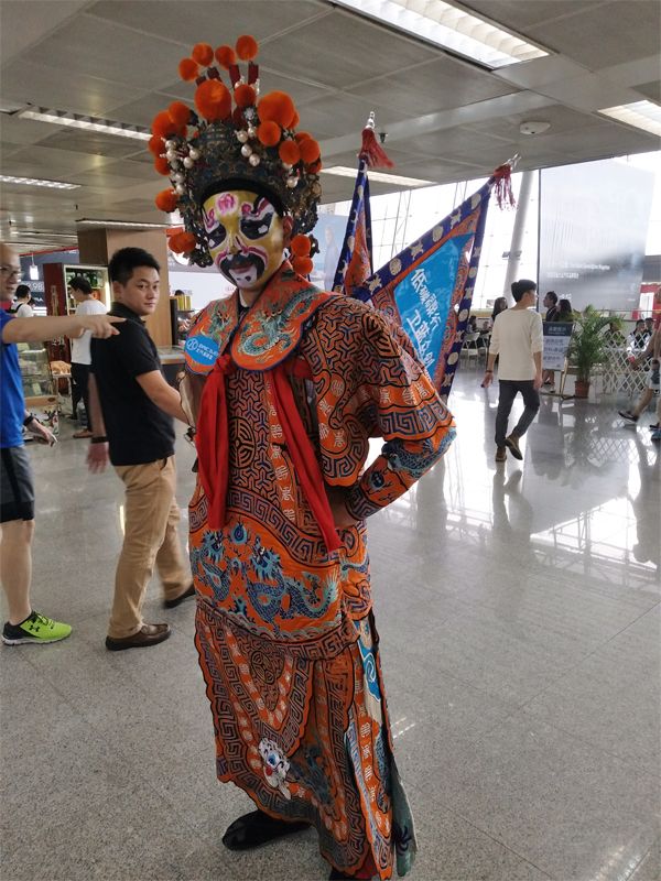 ��������Ů��ͻȻ����һλ�������Ĵ��ͬ�����˾��ޡ�