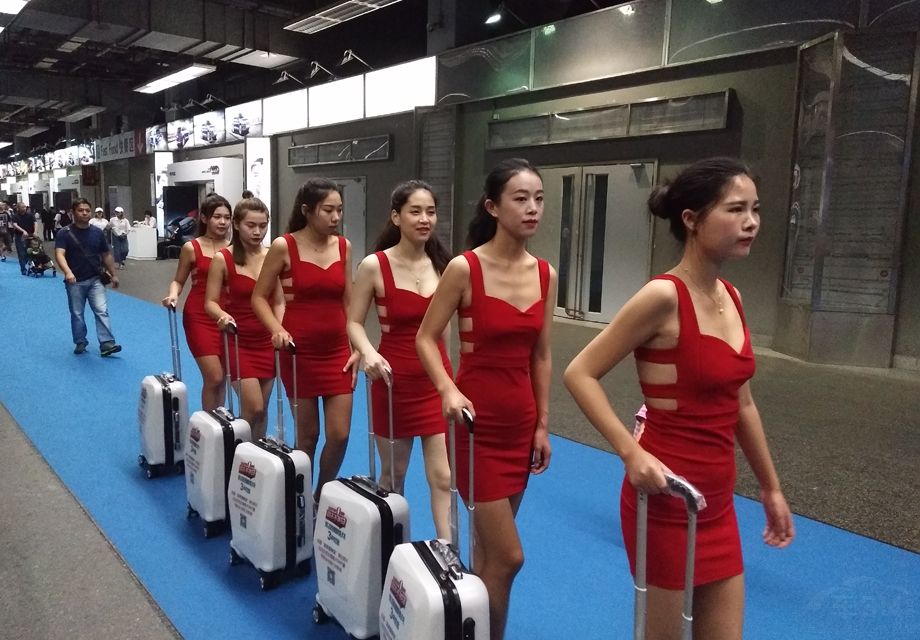 ���공ģ���Ա�������һ���赸�����ߣ��⼸��Խ������ԽƯ����