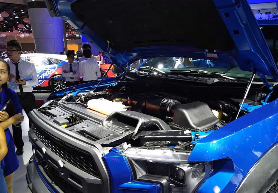 �ڶ������棬����F-150������һ��6.2L V8��Ȼ�����������������412��������ֵŤ��588ţ���ף�ƥ��6���Զ������䡣���⣬��������һ̨3.5T������ѹ������ƥ��10�ٱ����䡣