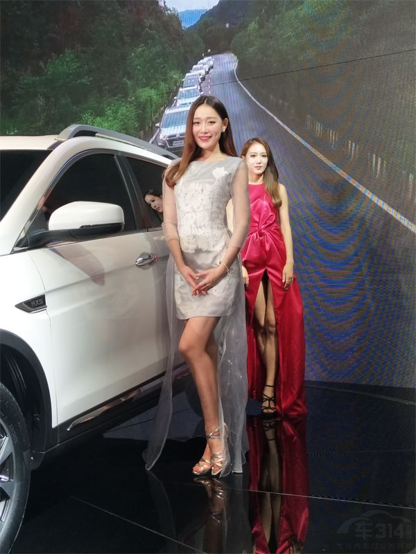 Ũ�ܵ�üë����������������𣬳���΢���Ľ�ë�£�����һ˫��¶һ���峺���۾���