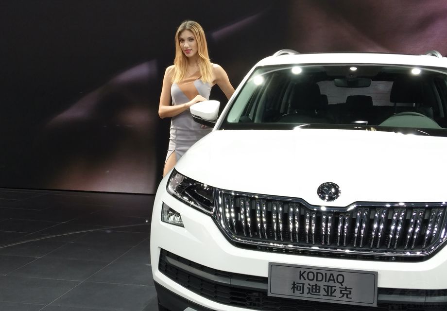 ����������Ǹ����ʦ�����һŤͷ�������ԱߵĽ���Ů������û���·����ðɣ��ֿ����ˡ�