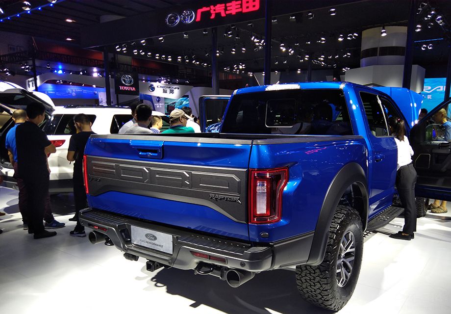 ����F-150�ĳ����߷ֱ�Ϊ5895*2192*2004mm��һЩ�д���SUV��������ǰ���Ե�΢�������